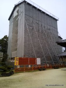 改修中の本山寺五重塔
